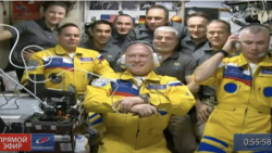 Cosmonauţii Roscosmos, Oleg Artemyev, Denis Matveyev şi Sergey Korsakov au purtat uniforme în culorile Ucrainei.