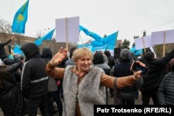 Участница митинга в поддержку президента Касым-Жомарта Токаева. Алматы, 19 марта 2022 года