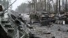 Українські військові біля знищеної російської техніки, квітень 2022 року 
