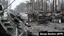 Украинские военные возле уничтоженной российской техники, апрель 2022 года