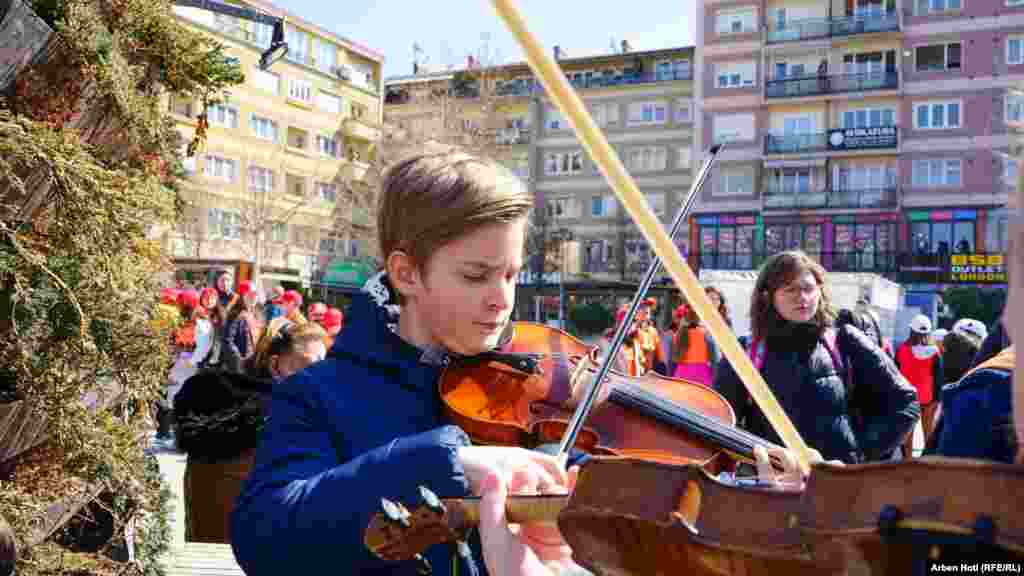 Një nxënës luan në violinë në kuadër të aktiviteteve për të shënuar Ditën Botërore të Sindromës Down.&nbsp;