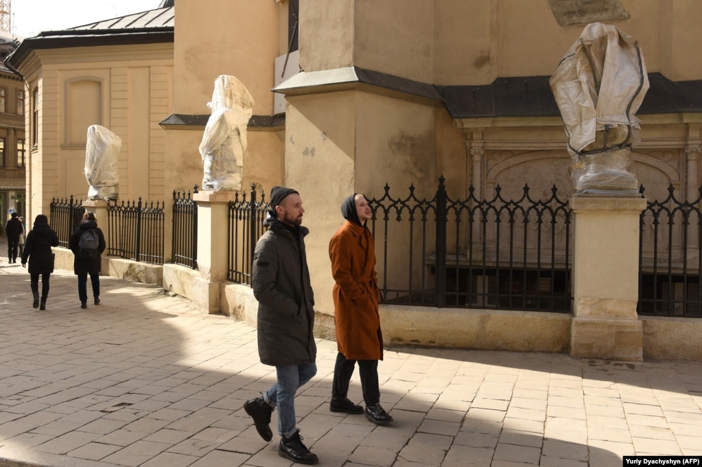 Disa qytetarë kalojnë pranë statujave të mbështjella pranë Katedrales Latine të Lvivit. Këto statuja datojnë që nga shekulli i 14-të. Salyuk thotë se ekspertët nga Kroacia i kanë këshilluar në përpjekjet për të mbrojtur monumentet e Lvivit. Kroatët kanë fituar përvojë të madhe në mbrojtje të artit gjatë luftërave në ish-Jugosllavi.  