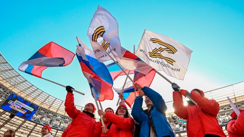 Россия: жителя Краснодара оштрафовали за плевок на баннер с буквой Z