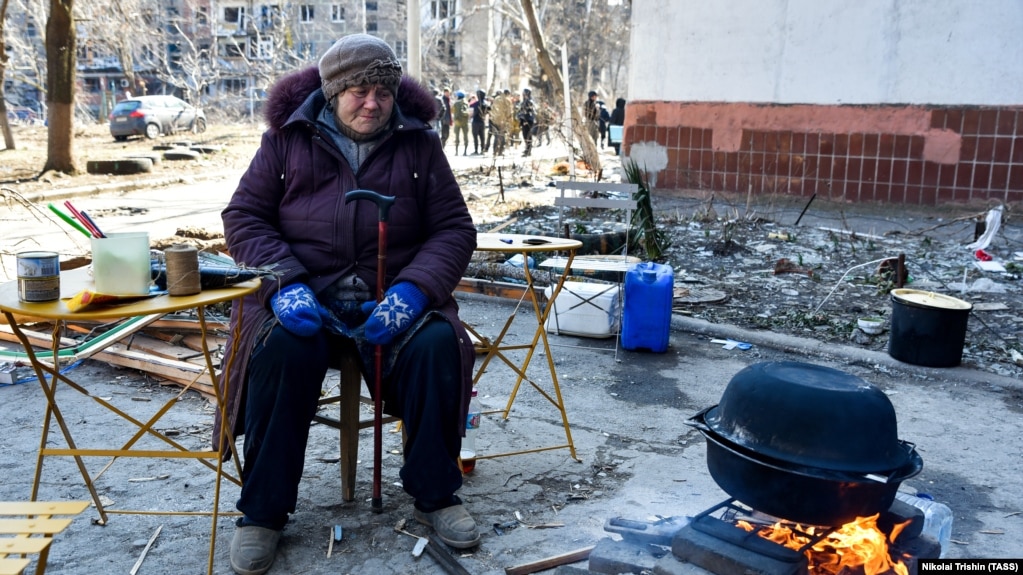 Жителі Маріуполя під час російської блокади міста вимушені були готувати їжу на вогнищах у розбомблених дворах