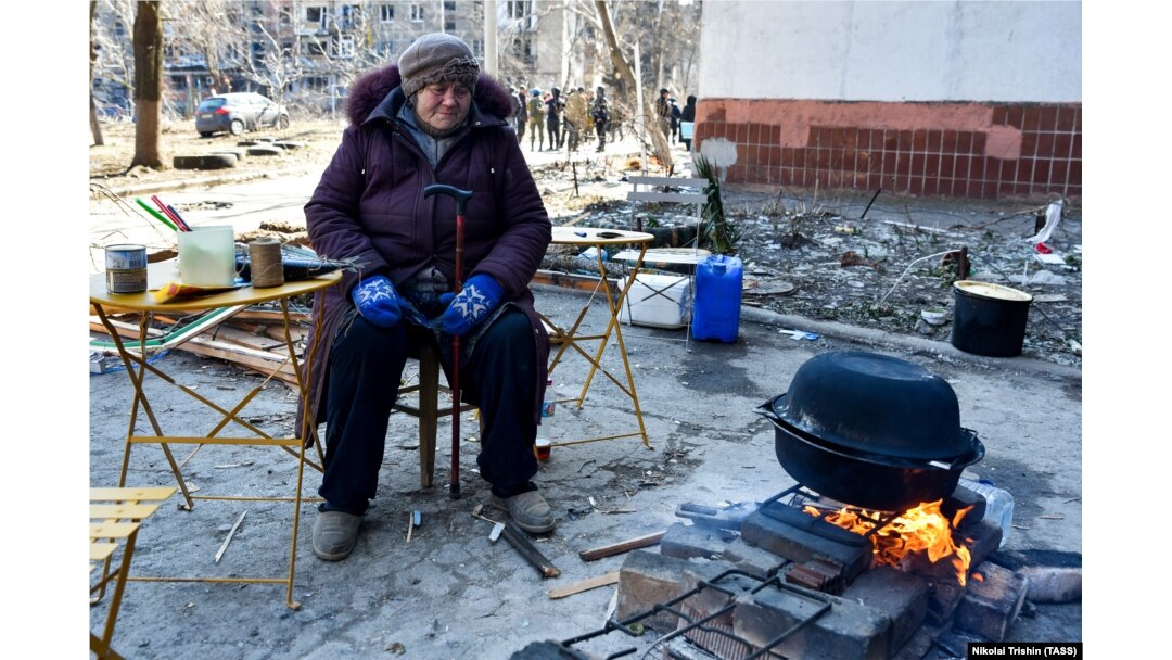 Oamenii rămași în Mariupol sunt înconjurați de ruine. Imagine din 19 martie 2022.