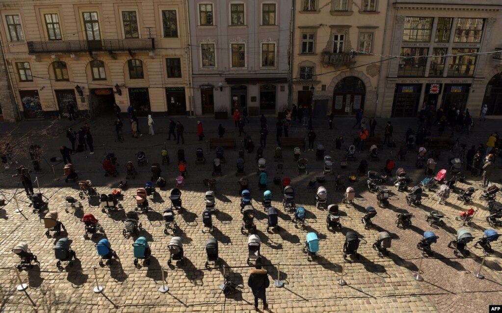 Para Këshillit të Qytetit, në Lviv, Ukrainë, 109 karroca të zbrazëta paraqitën më 18 mars numrin e fëmijëve të vrarë gjatë pushtimit të vazhdueshëm rus të Ukrainës.