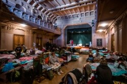 Egy menekültszállóvá alakított színház a dél-lengyelországi Przemyslben március 18-án