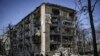 Пошкоджений російськими обстрілами будинок у Києві, 18 березня 2022 року