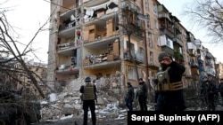 Разрушенный российским ударом один из жилых домов. Киев, 18 марта 2022 года