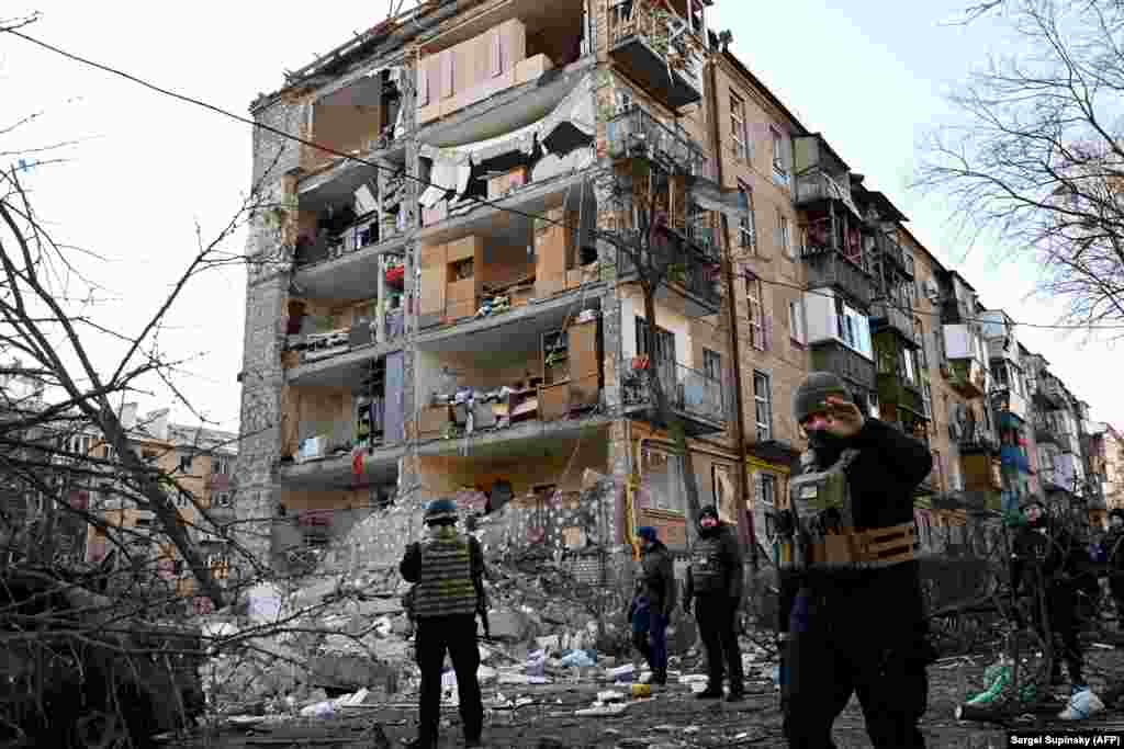 Станбена зграда која делумно се урна по гранатирањето во Киев на 18 март.