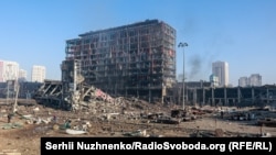 Разрушенный в результате обстрела торговый центр в Киеве