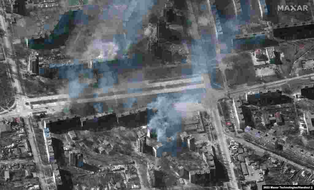 Крупний план житлових кварталів Маріуполя, що вигорають від російських бомбардувань та обстрілів, 22 березня 2022 року.&nbsp;Satellite image &copy;2022&nbsp;Maxar Technologies