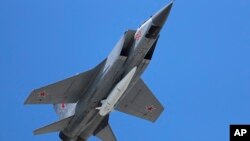 Aparat de luptă rus MiG-31 cu o rachetă hipersonică Kinjal la bord. (Arhivă)