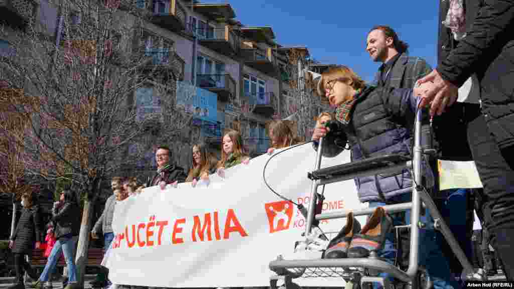 Pamje gjatë marshimit për të shënuar 21 Marsin, Ditën Botërore të Sindromës Down.