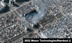 Požar u stambenom bloku u Mariupolju nakon granatiranja, 22. mart 2022.