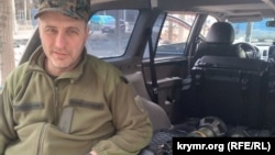 Крымчанин Вельдар Шукурджиев с вооружением в составе Территориальной обороны Киева