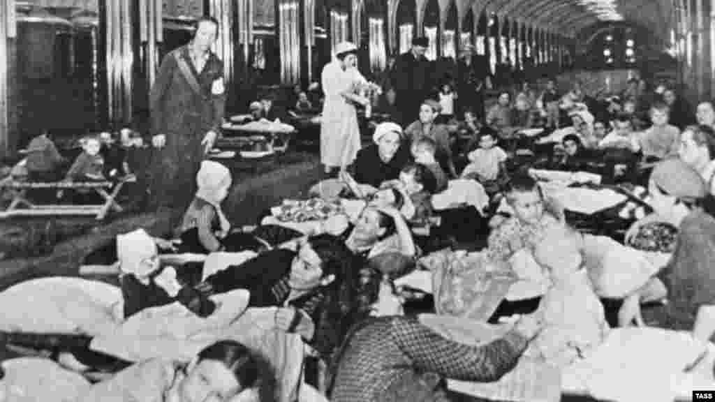 1941 елда Һитлер гаскәрләре һөҗүменнән метрода качучы мәскәүлеләр һәм 2022 елда Русия хәрбиләре һөҗүменнән качучы Харьков кешеләре
