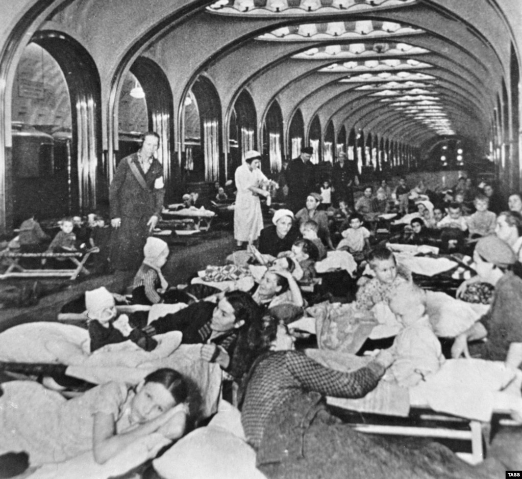 Civilë të strehuar brenda stacionit të metrosë Mayakovskaya të Moskës, gjatë një sulmi ajror në vitin 1941.
