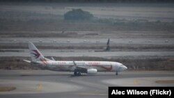 Боинг 737 на същата компания е сниман на летище в Китай. 