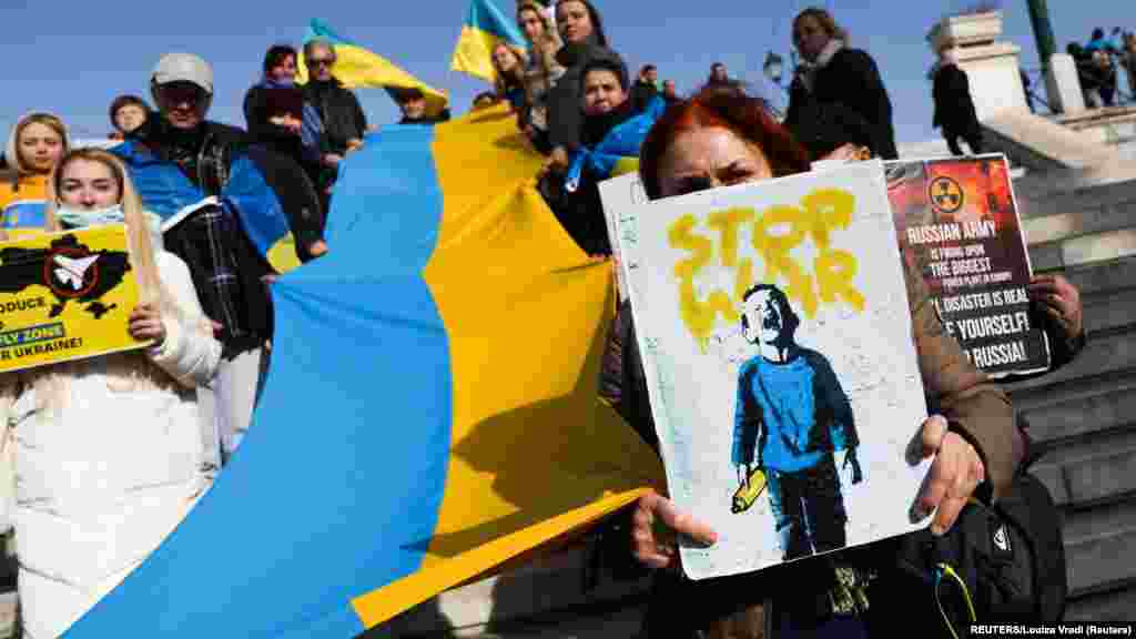 Ucrainenii&nbsp;care au venit la protestul de la Atena au ținut steaguri și pancarte cu mesaje de susținere a Ucrainei, în contextul invadării Ucrainei de către Rusia.&nbsp;