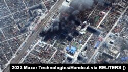 Ndërtesa të djegura duken në Irpin, qytezë në veriperëndim të Kievit, më 21 mars.