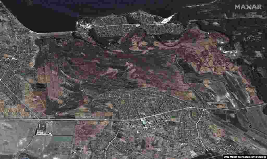 Супутникове фото Козаровичів до затоплення, 28 лютого 2022 року.&nbsp;Satellite image &copy;2022&nbsp;Maxar Technologies. Дамбу підірвали 26 лютого