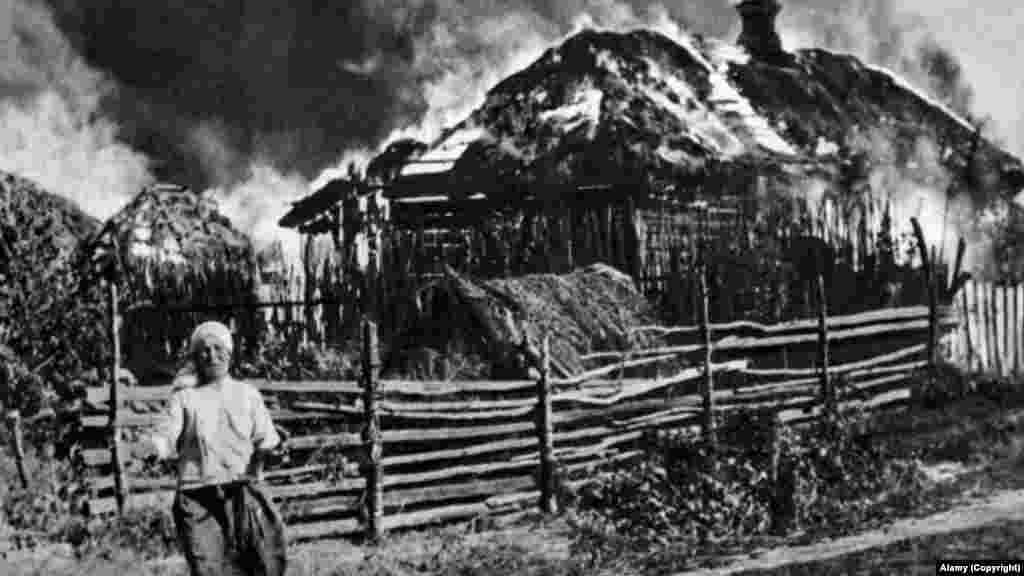 Советская женщина в 1943 году и украинка в 2022 году плачут около своих горящих домов