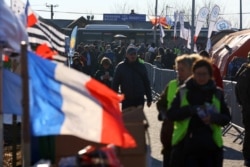 Ljudi koji bježe od ruske invazije na Ukrajinu pristižu na granični punkt u Medijki u Poljskoj 18. marta