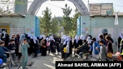Učenice napuštaju svoju školu po nalogu o zatvaranju samo nekoliko sati nakon ponovnog otvaranja u Kabulu (23. mart 2022. godine)