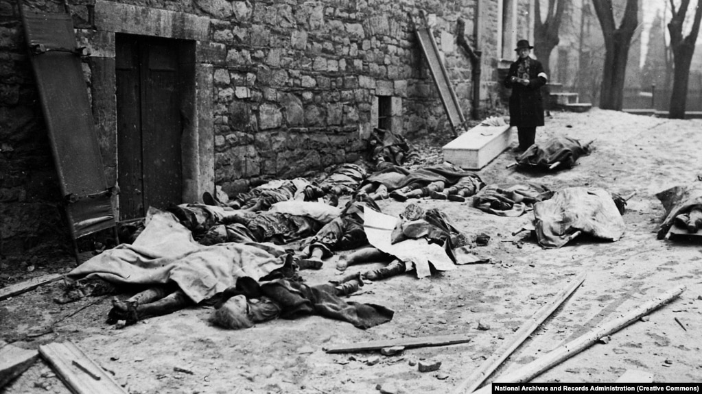 Тела гражданских бельгийцев, женщин и детей, убитых гитлеровцами во время контрнаступления на Люксембург и Бельгию в декабре 1944 года, и тела&nbsp;погибших в результате российских обстрелов жителей Мариуполя