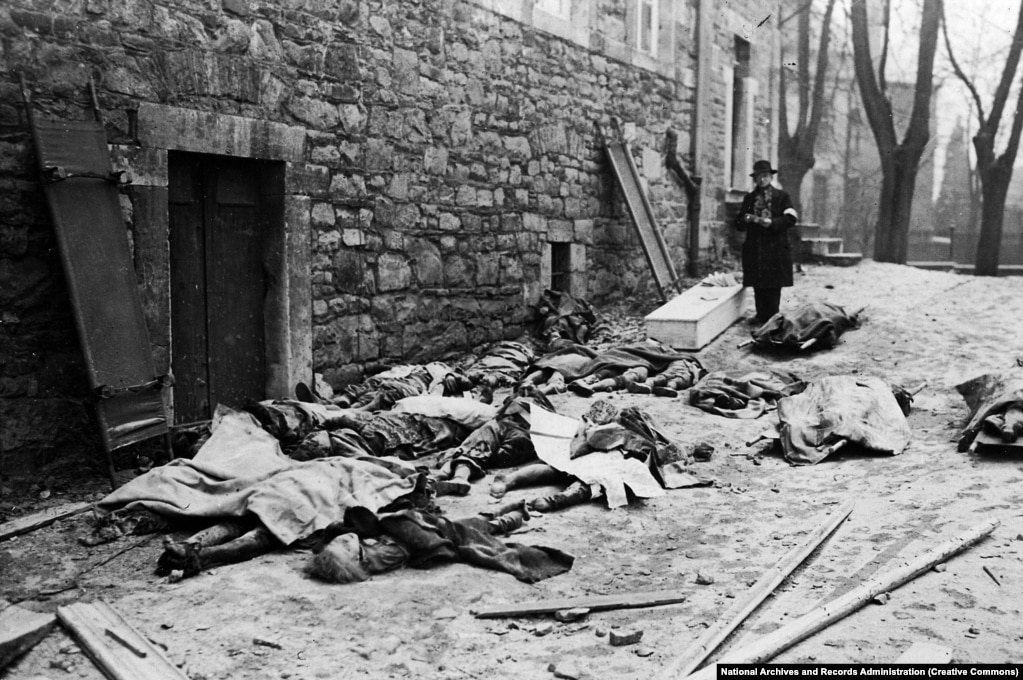 Trupat e civilëve belgë të vrarë nga ushtria gjermane gjatë një kundërofensive naziste në Luksemburg dhe Belgjikë, dhjetor 1944.