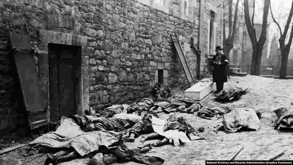 A német hadsereg által meggyilkolt belga férfiak, nők és gyermekek holttestei hevernek az utcán 1944. december 15-én &ndash; Mariupol bombázásának áldozatai fekszenek az ukrán kikötőváros egyik utcáján&nbsp;2022. március 15-én