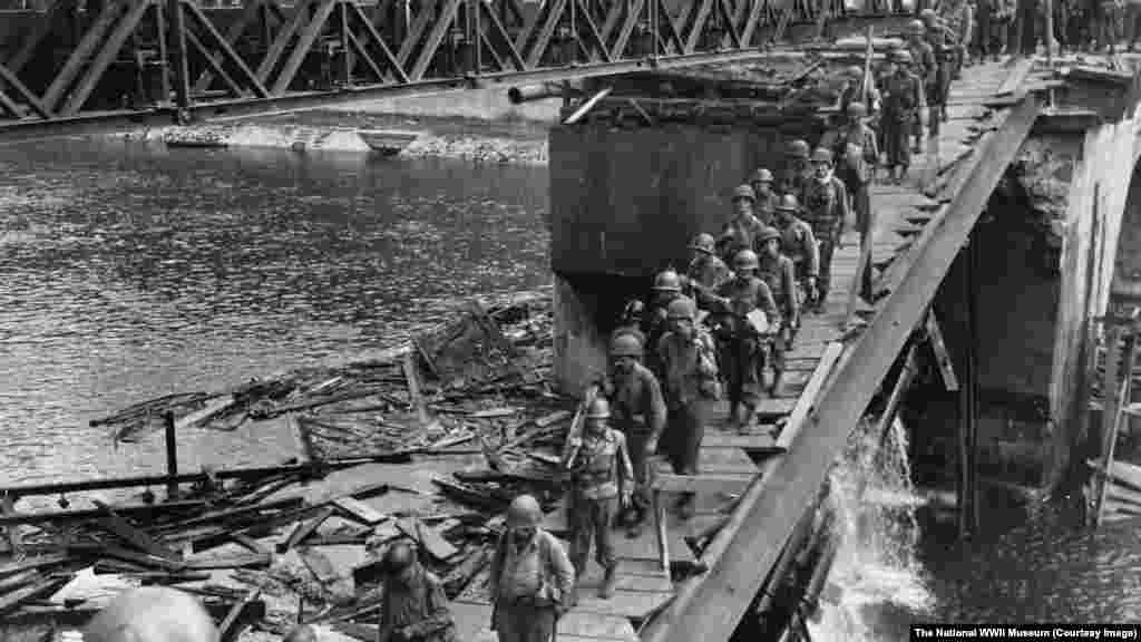 Американские войска, пересекающие реку Ду во Франции в 1944 году, и&nbsp;военнослужащие ВСУ, пересекающие реку через разрушенный мост вблизи города Ирпень 13 марта 2022 года