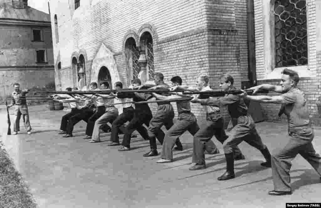 Футбольная команда проводит тренировку штыкового боя в Москве, июнь 1943 года&nbsp;