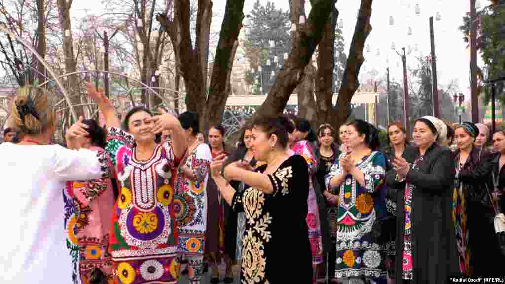 Женщины танцуют под открытым небом в Душанбе&nbsp;