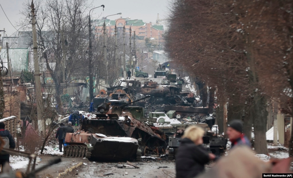 Потрощена російська військова техніка в Бучі, що неподалік Києва. 1 березня 2022 року
