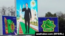 Türkmenistanda prezident Serdar Berdimuhamedowyň suratlary onuň kakasy öňki prezident Gurbanguly Berdimuhamedowyň portretleriniň ýerine oturdylýar. 