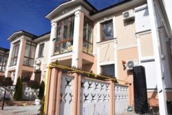 Pogled na zgradu oštećenu granatiranjem u Odesi, 21. mart