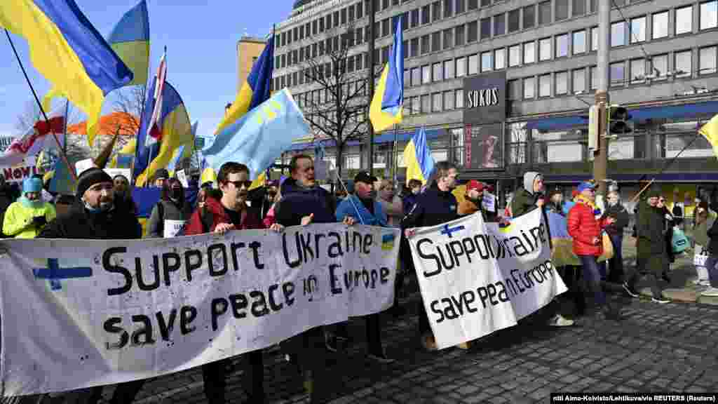 La Helsinki, protestatarii au venit cu bannere și steaguri ale Ucrainei.&nbsp;