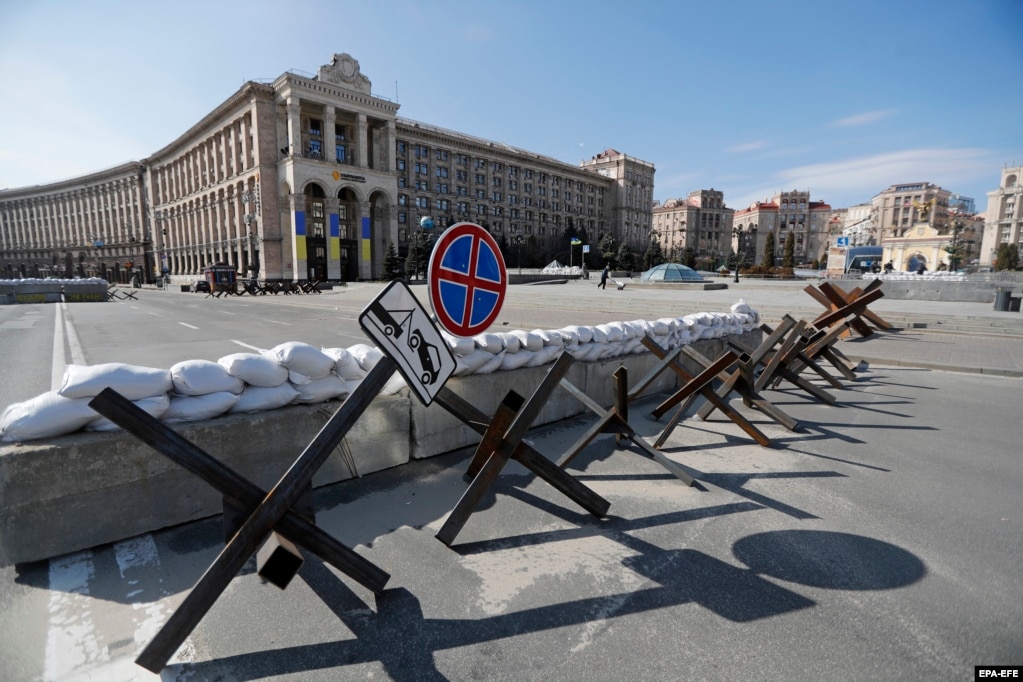 Центр Києва: протитанкові їжаки служать обороною проти російських танків. Україна, 11 березня 2022 року