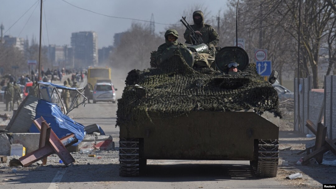 Rusia spune că a început să își retragă o parte din trupe și că o etapă a intervenției din Ucraina s-a încheiat. Occidentul privește cu scepticism acest fapt și se teme că e vorba doar de o regrupare. 
