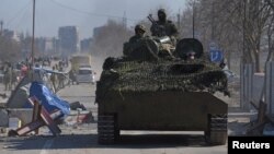 Rusia spune că a început să își retragă o parte din trupe și că o etapă a intervenției din Ucraina s-a încheiat. Occidentul privește cu scepticism acest fapt și se teme că e vorba doar de o regrupare. 