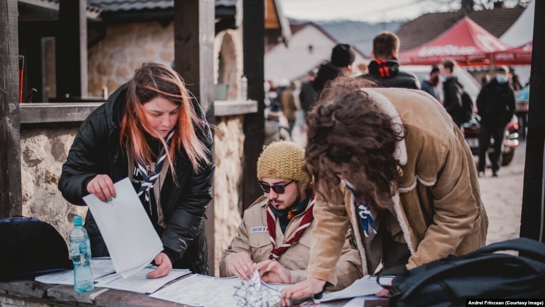 Cercetașii din Dej (parte a Cercetașilor României) au fost printre primii voluntari prezenți la vama de la Sighetu Marmației.