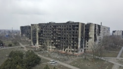 Дома, поврежденные при обстрелах в Мариуполе