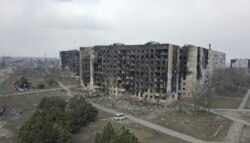 Një kompleks banimi në Mariupol i shkatërruar nga sulmet ruse. Kjo fotografi është bërë nga droni më 18 mars 2022.