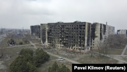 Një kompleks banimi i shkatërruar nga bombardimet ruse në Mariupol. 18 mars 2022.