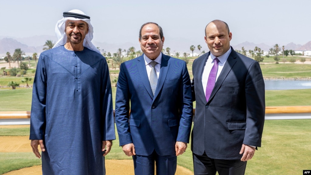 از راست: نفتالی بنت (نخست‌وزیر اسرائیل)، محمد السیسی (رئیس‌‌جمهوری مصر) و محمد بن‌زاید آل‌نهیان (ولیعهد امارات)