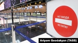 Пустые стойки регистрации авиакомпании "Аэрофлот" в международном терминале С аэропорта Шереметьево