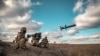 Ілюстрацыйнае фота. Украінскія салдаты запускаюць ракеты Javelin падчас вайсковых вучэньняў у Данецкай вобласьці, сьнежань 2021 году