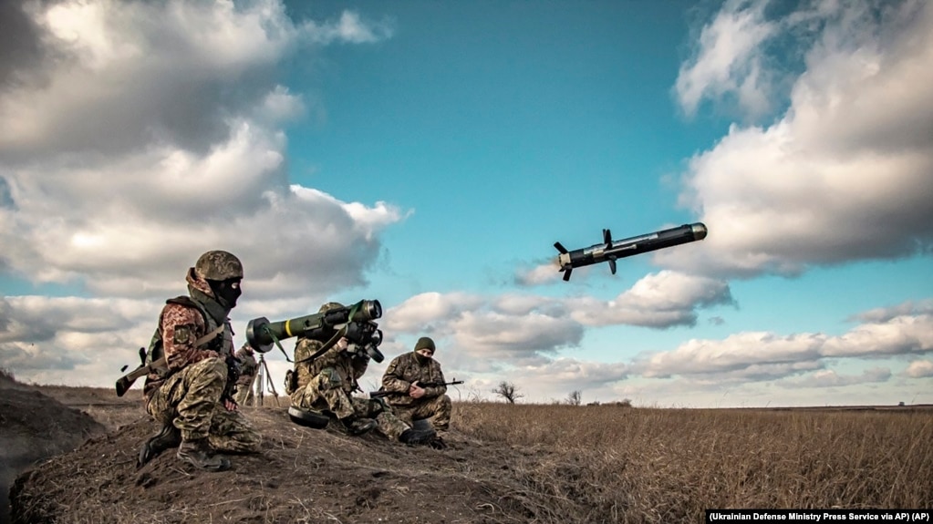 Ushtarët ukrainas lëshojnë një raketë Javelin gjatë stërvitjeve ushtarake në rajonin e Donjeckut, 23 dhjetor 2021.